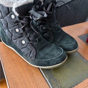 Women's Size 8 Columbia Winter Boots. Smoke-free home.
